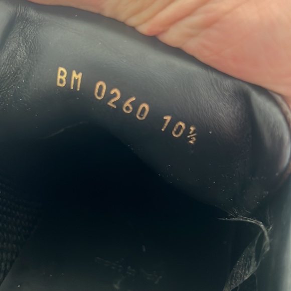 Louis Vuitton runners barely wore them.. 10 1/2 but runs big LV - Picture 6 of 6